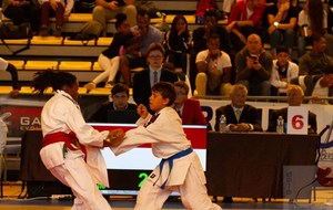 Alain sur la chaise de juge, avec Jean-Pierre (et Jimmy à l'arbitrage sur le tatami)