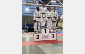 Lyne Profichet sur la première marche du podium 