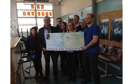Remise d'un chèque à l'association Tackers
