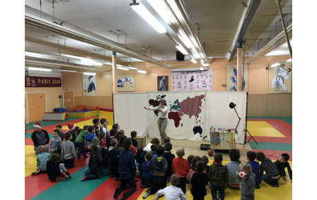 Un bel arbre de Noël offert aux capistes